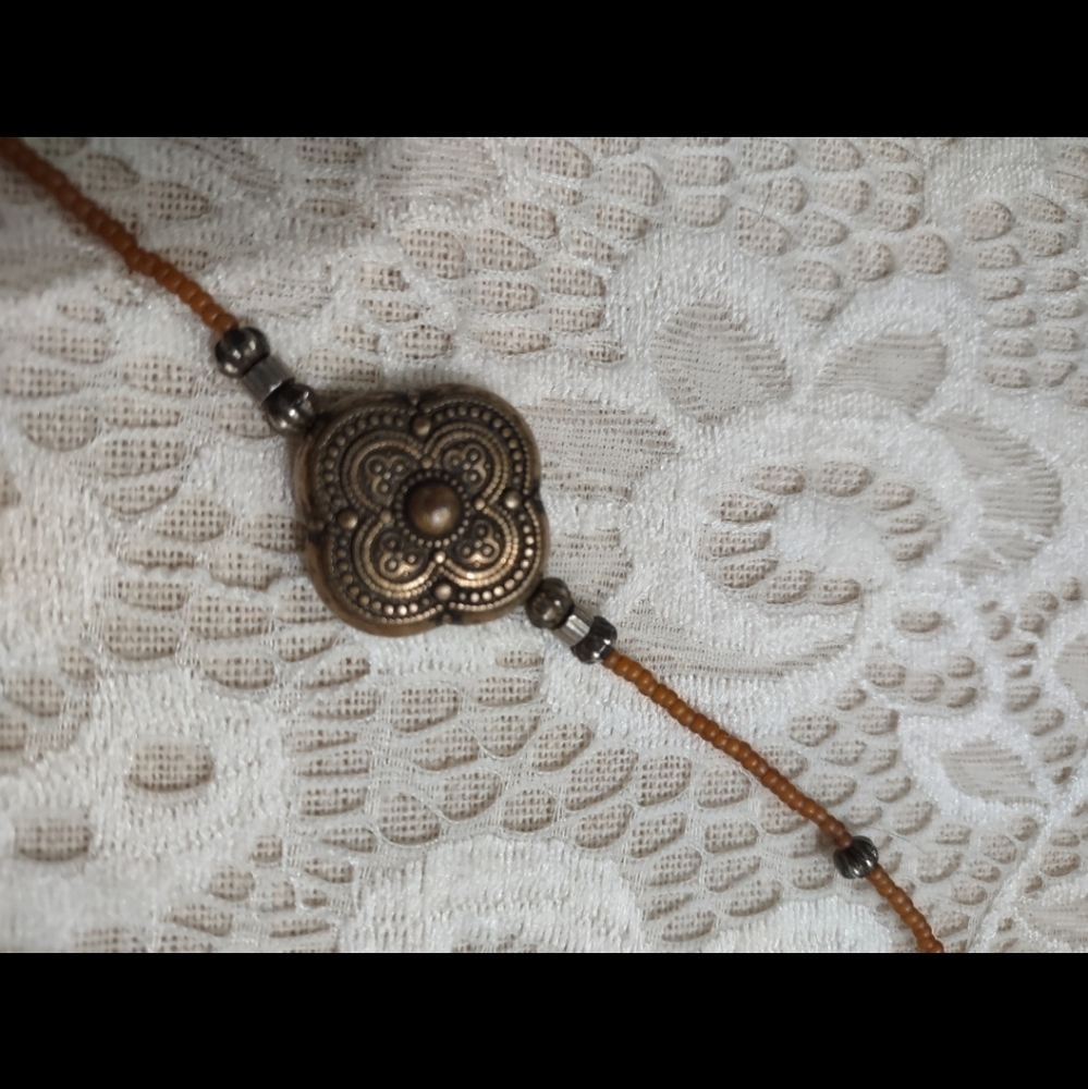 Ornate vintage lucite medallion choker necklace - Picture 6 of 7